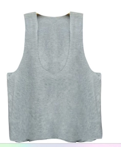 Détail du gilet en tricot gris clair avec décolleté en U profond et texture en coton