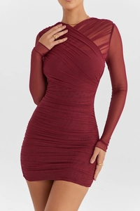 Détail d'une robe en maille bordeaux montrant le tissu froncé et les manches longues