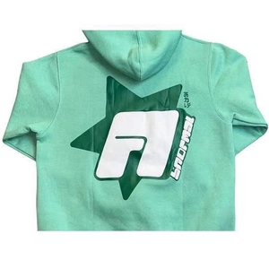 Dettaglio della felpa con cappuccio verde menta con stampa grafica di stelle sul retro