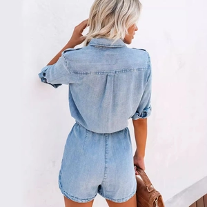 Tutina in denim azzurro da donna con vita elastica e maniche corte alla moda