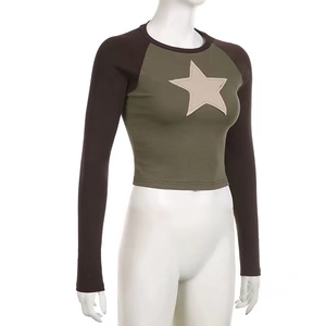 Slim fit cropped raglan T-shirt in olive and brown with a beige star patch