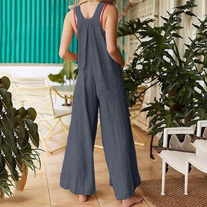 Détail du dos d'une combinaison large bleu gris avec un tissu respirant et texturé