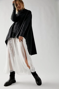 Styling-Detail eines schwarzen Oversize-Hoodies mit einem weißen Spitzenrock