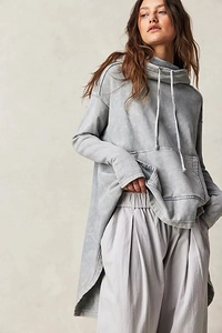 Detail eines vintage grauen Oversize-Hoodies mit Kordelzugkapuze und vorderer Bauchtasche