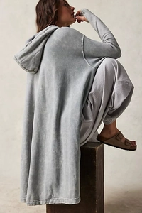 Detail eines hellgrauen Oversized-Hoodies mit Acid-Wash-Effekt und Vintage-Textur