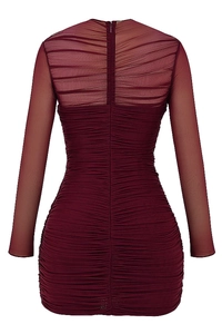 Détail du dos d'une robe moulante bordeaux froncée avec manches en tulle et fermeture