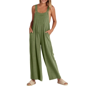Détail d'une combinaison verte sans manches à jambes larges avec boutons en bois