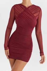 Détail des manches en mesh bordeaux et texture froncée élégante sur une robe ajustée
