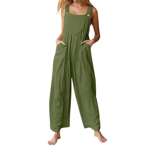 Vue détaillée de la combinaison large vert olive avec boutons décoratifs et texture coton lin