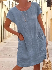 Détail d'une robe bleu clair en mélange coton-lin avec poches latérales et col rond
