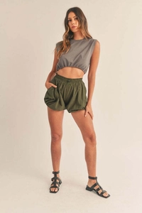 Dettaglio degli shorts a gamba larga verde oliva con comodo elastico in vita e tasche