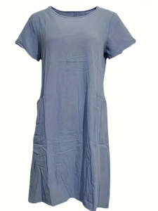 Détail d'une robe d'été bleu clair montrant le col rond et les poches latérales pratiques