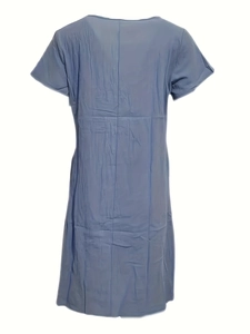 Détail du col rond et des poches pratiques sur une robe d'été bleue décontractée