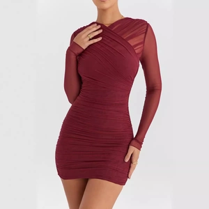 Robe moulante élégante bordeaux en mesh à manches longues avec décolleté croisé chic