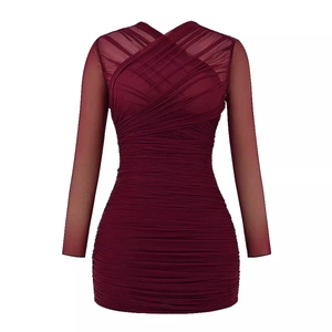 Robe moulante sexy en résille bordeaux avec manches longues, fronces et décolleté ajouré
