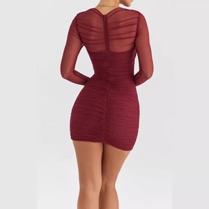 Robe mini froncée bordeaux sexy avec manches longues en mesh et dos ouvert