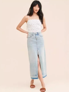 Crop top à fleurs et bretelles fines avec une jupe longue en jean fendue à taille haute