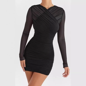 Robe mini noire sexy à manches longues en mesh avec col en V et coupe moulante froncée
