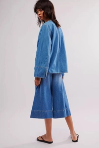 Vue arrière détaillée d'une chemise en jean délavé ample et d'une jupe-culotte large