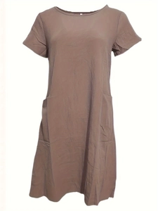 Vue détaillée d'une robe d'été à col rond montrant la texture et la poche latérale
