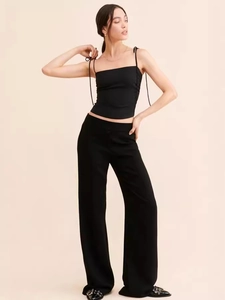 Haut caraco court noir de style français avec pantalon à taille haute et jambes larges