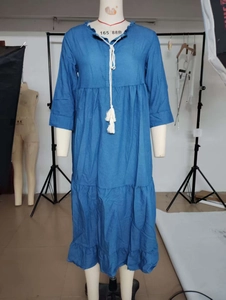 Abito lungo blu scuro a balze con maniche lunghe, nappine e vestibilità comoda casual