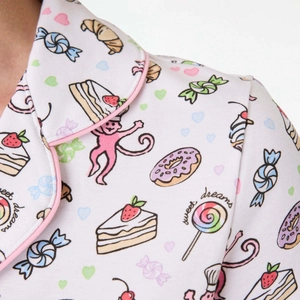 Pigiama da donna con maglia a maniche corte, stampa Sweet Dreams e bordi rosa decorativi