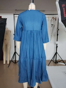 Abito lungo in denim blu scuro a maniche lunghe con gonna a balze e pieghe svasate