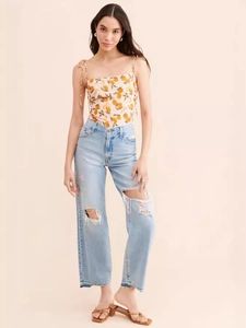 Débardeur court à fleurs et citron avec jean large déchiré de style français