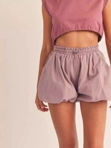 Set estivo da donna con top corto e pantaloncini a vita alta in tonalità rosa polvere