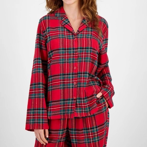 Détail d'un pyjama à carreaux rouges montrant la flanelle douce et le col à revers boutonné
