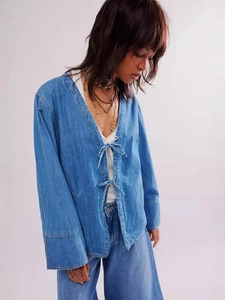 Veste en jean bleu délavé pour femme avec col en V et fermeture à nouer devant