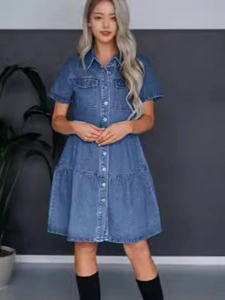 Short sleeve denim dress with lapel collar and button front in casual blue style