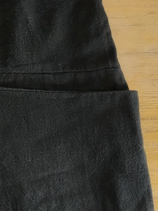 Détail de la couture et de la texture du tissu d'une robe d'été noire avec poches