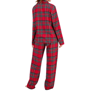 Vue arrière d'un ensemble de pyjama à carreaux rouges classiques en flanelle douce