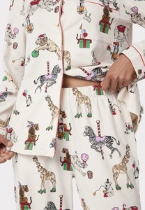Détail des poignets du pyjama imprimé animal avec bordure rouge sur le haut à manches