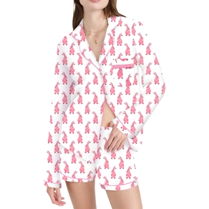 Détail d'un pyjama blanc pour femme avec imprimé lapin rose et bordures contrastées