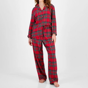Détail d'un pyjama à carreaux rouges classiques avec haut boutonné et manches longues