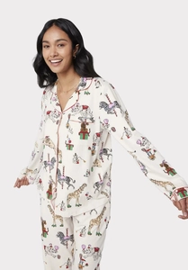 Détail d'un pyjama imprimé cirque avec girafe et éléphant sur un ensemble crème à manches