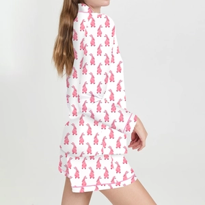 Détail de pyjama imprimé avec motif de lapin rose et passepoil délicat sur tissu doux