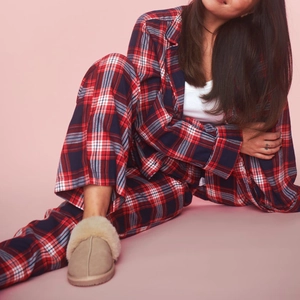 Détail d'un pyjama en flanelle à carreaux rouge et bleu avec chaussons douillets