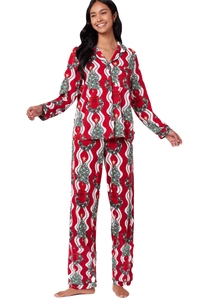 Détail du pyjama de Noël avec motifs sapins et couronnes festifs sur tissu rayé ondulé