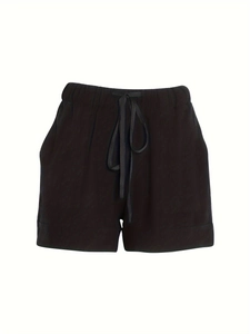 Détail d'un short décontracté noir avec taille élastique à cordon et poches latérales