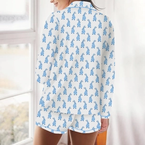 Vue arrière du pyjama blanc avec imprimé lapin bleu et détails de passepoil doux