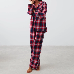 Détails du pyjama à carreaux rouges avec col boutonné et flanelle de coton très douce