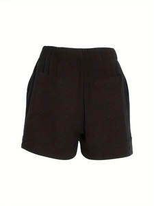 Détail du short décontracté noir avec taille élastique et poches plaquées à l'arrière