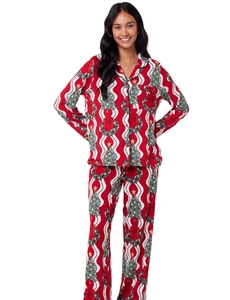 Détail d'un ensemble pyjama de Noël avec motif sapin et couronne sur tissu rouge et blanc
