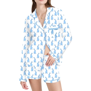 Détails d'un pyjama pour femme à imprimé lapin bleu avec des liserés décoratifs