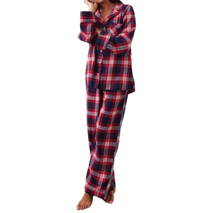 Détail du pyjama en flanelle à carreaux rouge et bleu avec boutonnage et poche poitrine