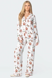 Détail des motifs de Noël et des liserés rouges sur le pyjama doux à manches longues